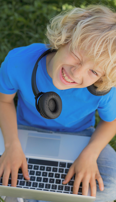 Ребенок за ноутбуком